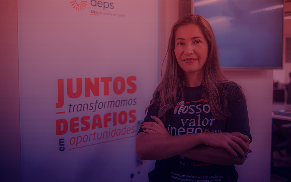 Colaboradora Deps mostrando que as soluções da Deps auxiliam a adquirir objetivos de uma empresa de alta performance.